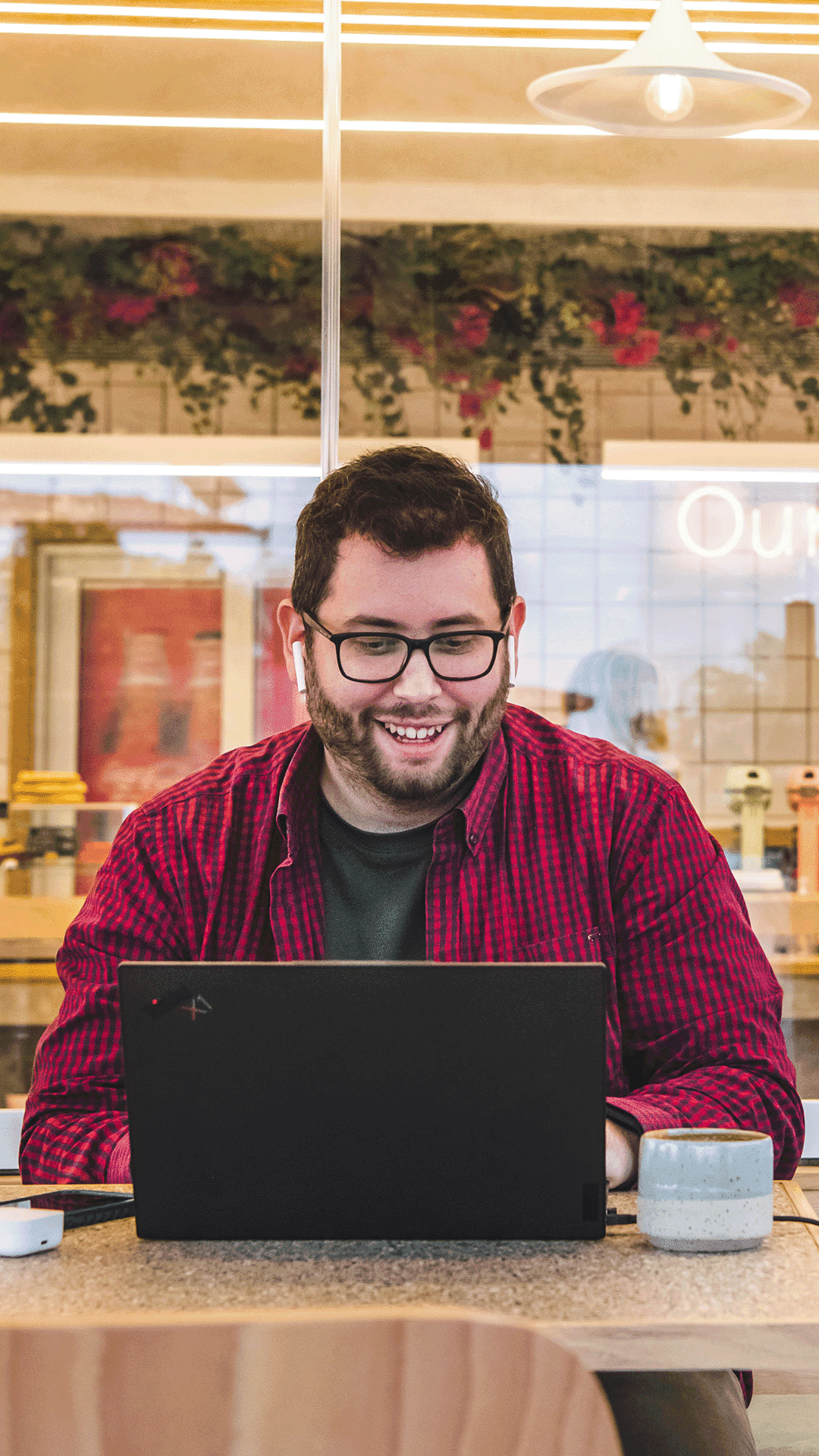 AholdDelhaize_Careers_Digital_Giorgos_coffee_Laptop (2).png